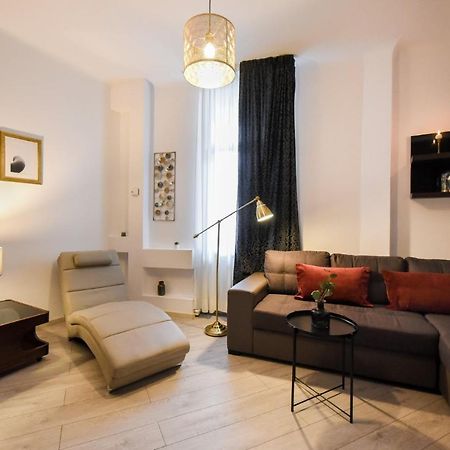 Discover Comfort: Charming & Spacious Apartment In The Old Town Bucharest Luaran gambar