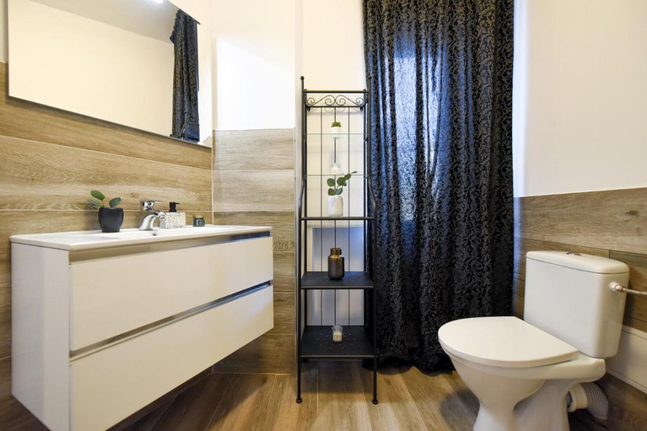 Discover Comfort: Charming & Spacious Apartment In The Old Town Bucharest Luaran gambar