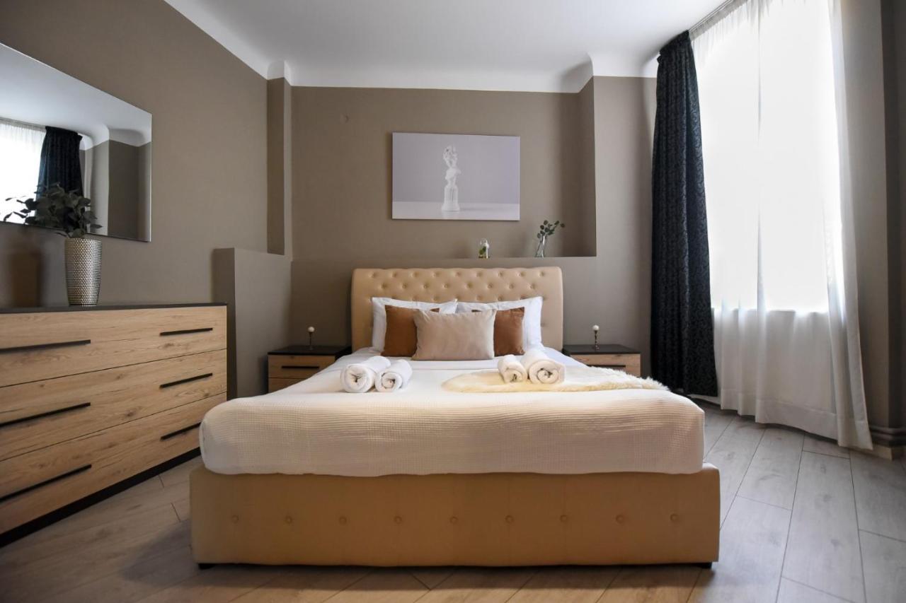 Discover Comfort: Charming & Spacious Apartment In The Old Town Bucharest Luaran gambar