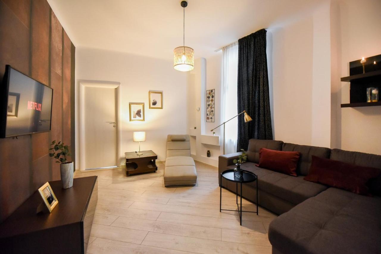Discover Comfort: Charming & Spacious Apartment In The Old Town Bucharest Luaran gambar
